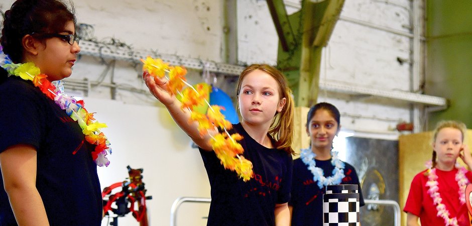 Die Kinder der Magic Academy gestalten einen Großteil des Nachmittagsprogramms beim Fest zum zehnjährigen Jubiläum der Ruhrtalengel. Foto: Jürgen Theobald (theo)